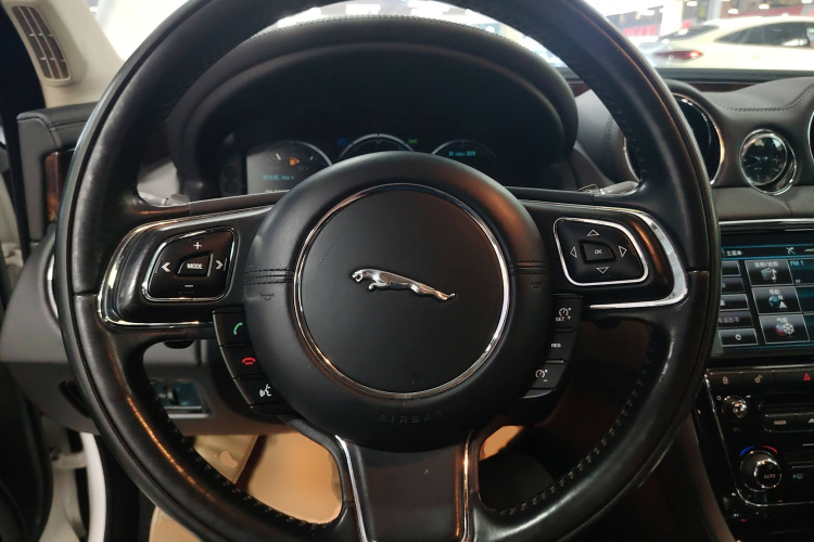 捷豹XJ 2015款  XJL 3.0 SC 两驱全景商务版局部细节13