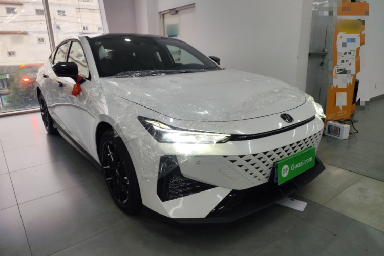 长安UNI-V 2024款 1.5T 尊贵型车身外观3