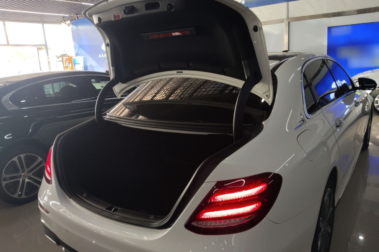 奔驰E级 2020款 改款 E 300 L 运动时尚型局部细节23