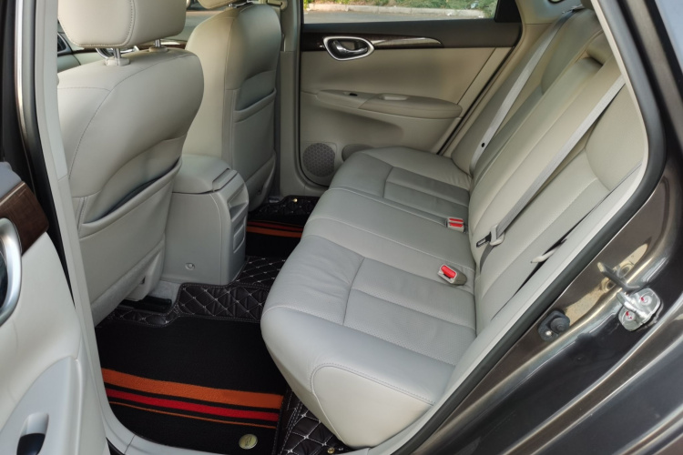 日产 轩逸 2012款 1.6XE CVT舒适版中控内饰7002