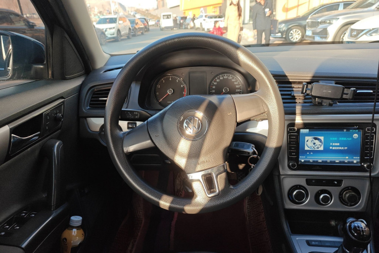 大众 朗逸 2013款 改款经典 1.6L 手动风尚版中控内饰13