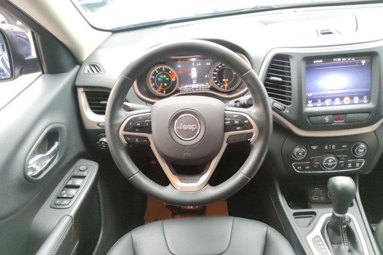 Jeep 自由光 2017款 2.0L 优越版中控内饰13
