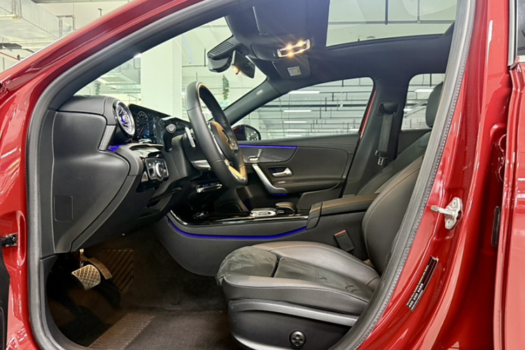 奔驰A级 2019款 改款 A 200 L 运动轿车中控内饰7010