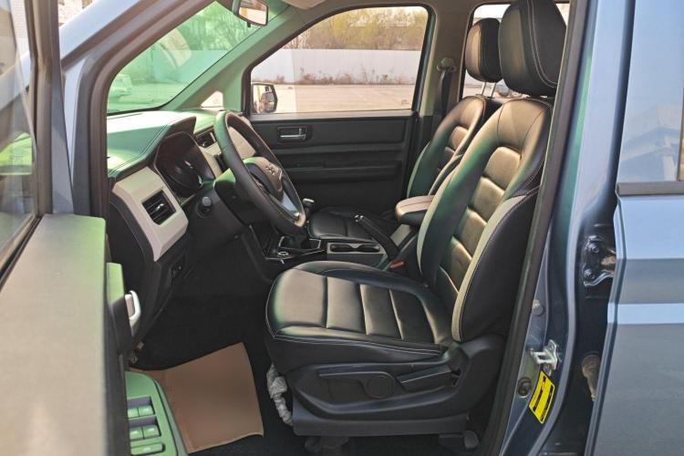 五菱汽车 五菱宏光PLUS 2020款 1.5L 手动舒适型 7座中控内饰19