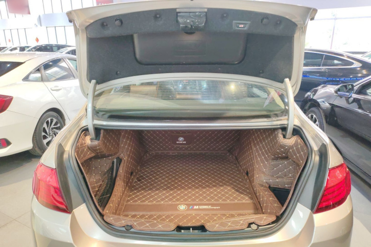 宝马5系 2017款 525Li 豪华设计套装机舱底盘23