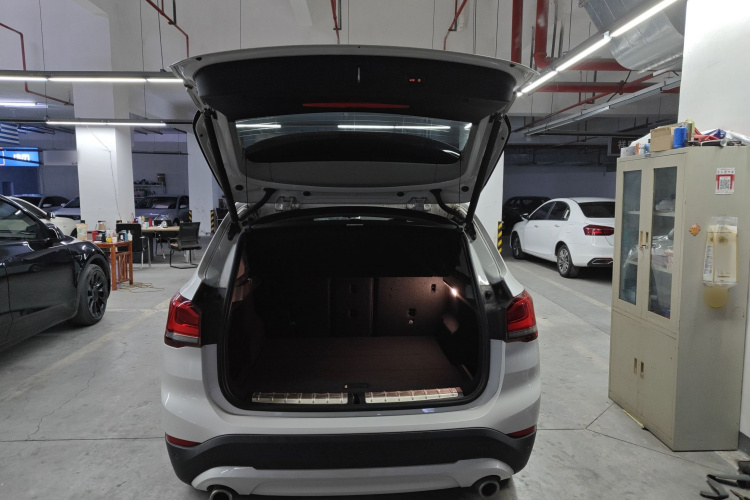 宝马X1 2020款 sDrive25Li 领先型机舱底盘23