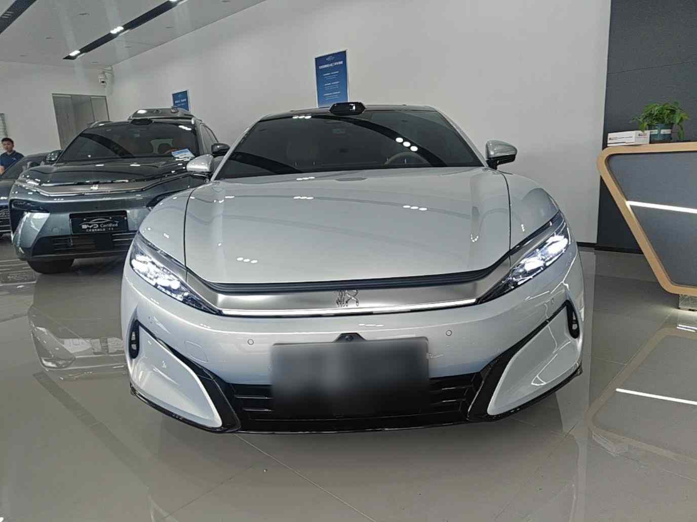 比亚迪 汉L 2025款 EV 四驱激光雷达旗舰型(1)