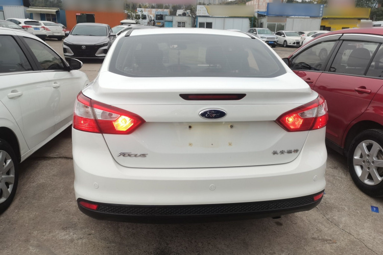 福特 福克斯 2012款 三厢 1.6L 自动风尚型车身外观6