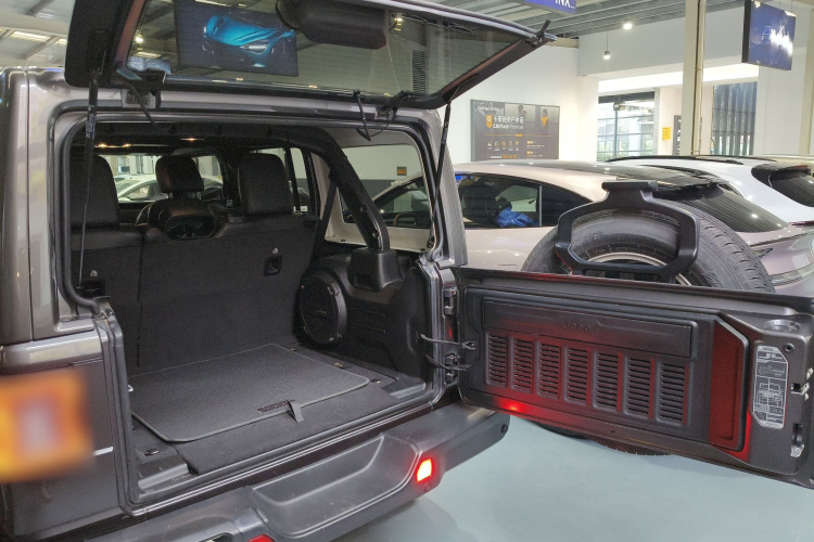 Jeep 牧马人 2021款 2.0T 80周年纪念版机舱底盘23