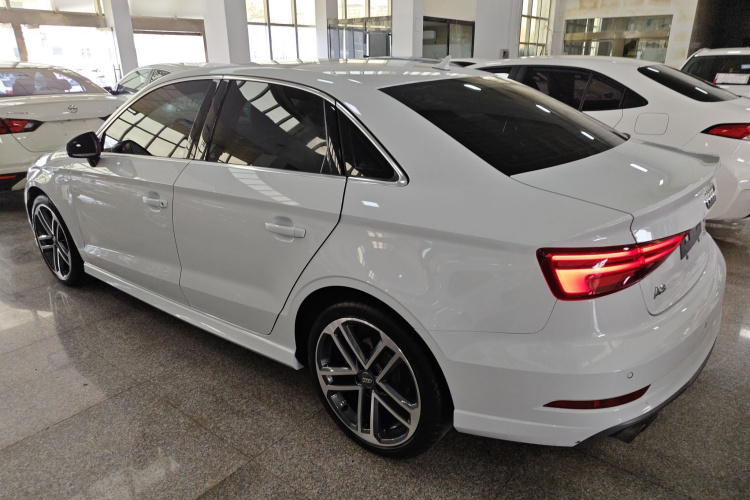 奥迪A3 2018款 30周年年型 Limousine 35 TFSI 时尚型车身外观4