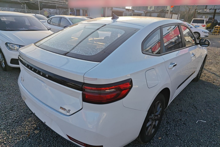 宝骏RC-5 2020款 1.5L 手动智耀豪华型车身外观7