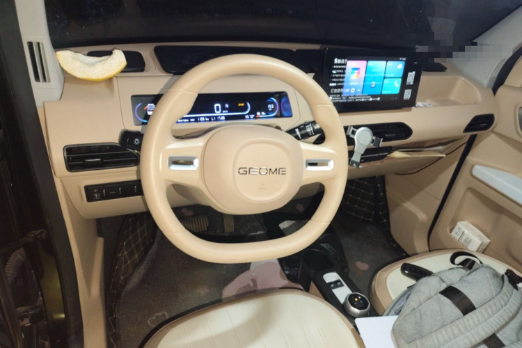 吉利银河 2024款 200km 熊猫卡丁中控内饰13