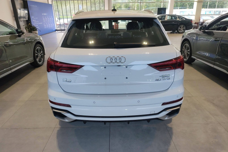 奥迪Q3 2025款 quattro 45周年典藏版 40TFSI 时尚动感型车身外观6004