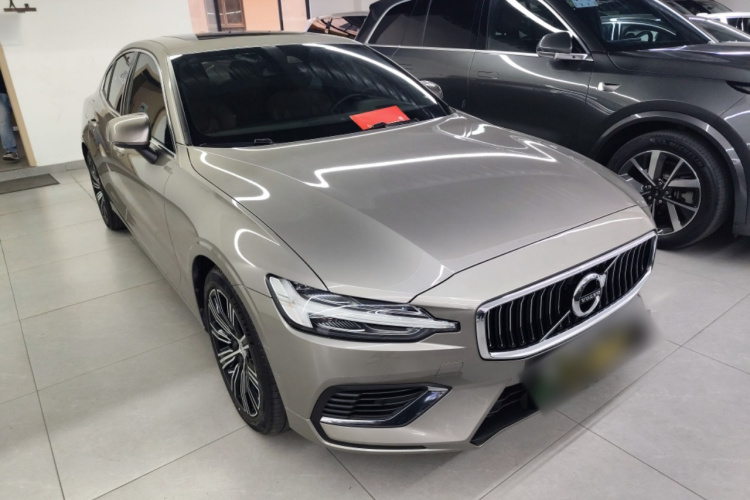 沃尔沃S60新能源 2022款 T8 E驱混动 四驱智逸豪华版车身外观3