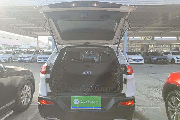 Jeep 自由光 2017款 2.0L 优越版机舱底盘23