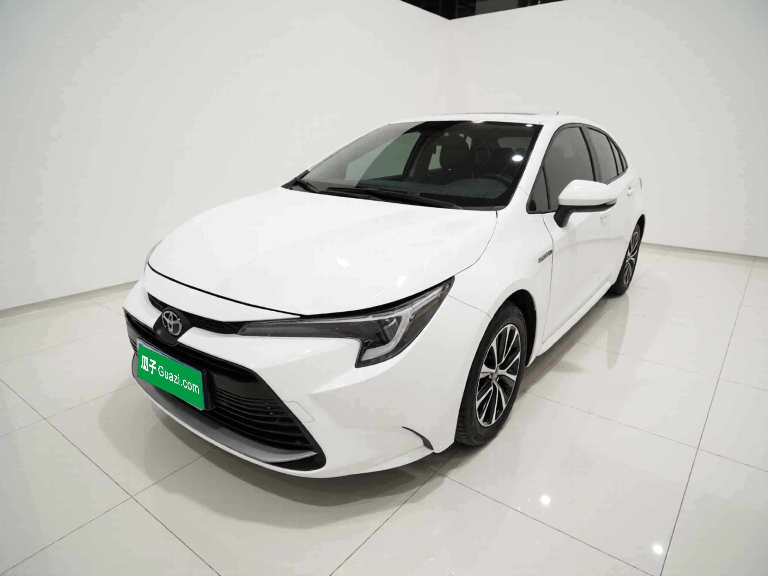 丰田 雷凌 2023款 智能电混双擎 1.8L 豪华版(2)