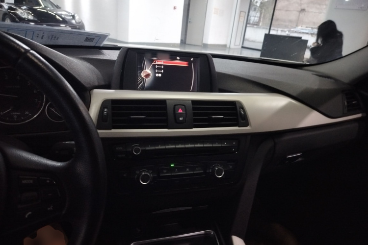 宝马3系 2015款 316Li 时尚型中控内饰12