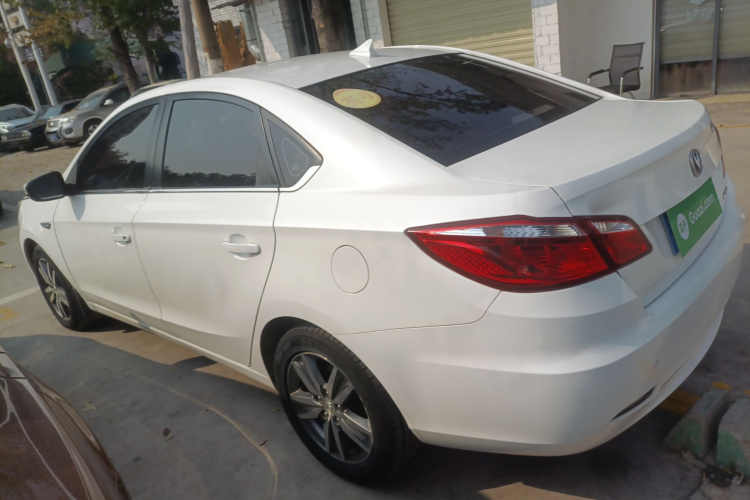 长安 逸动 2015款 1.6L 自动豪华型车身外观4