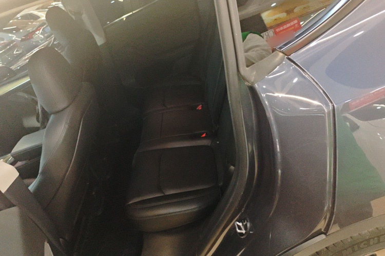 特斯拉 Model Y 2022款 改款 后轮驱动版中控内饰7004