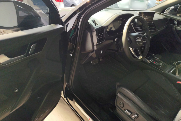 奥迪Q5L 2025款 40 TFSI 豪华动感型中控内饰20