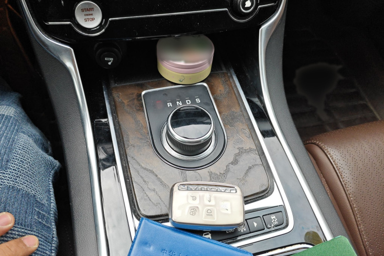 捷豹XFL 2017款 XFL 2.0T 240PS 豪华版局部细节18