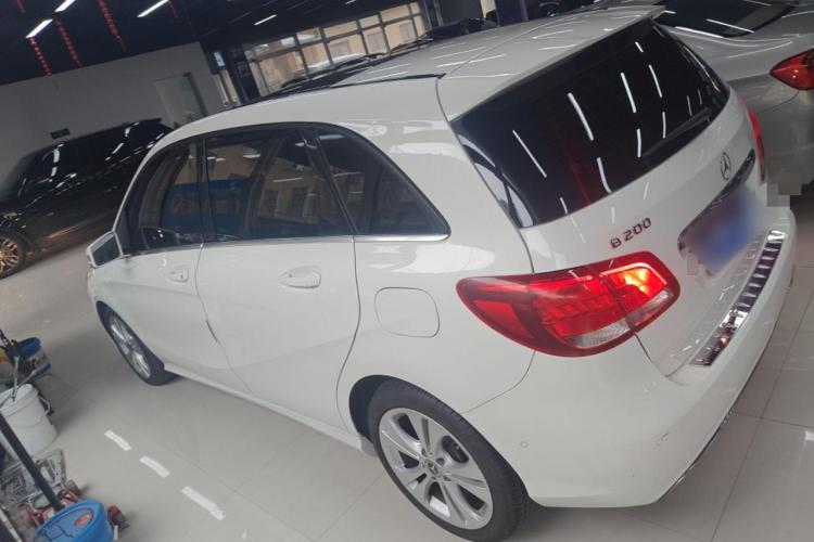 奔驰B级 2019款 B 200 动感型车身外观4