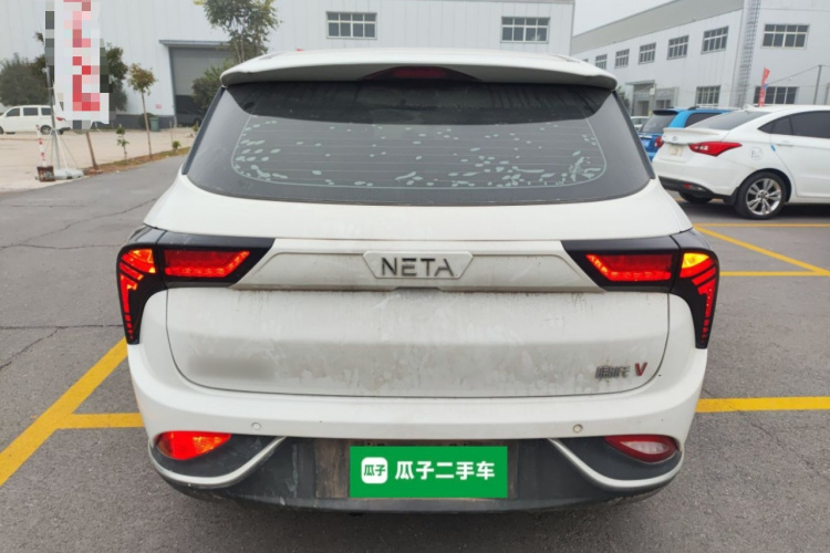 哪吒汽车 哪吒V 2021款 标准续航娱乐版升级型车身外观6