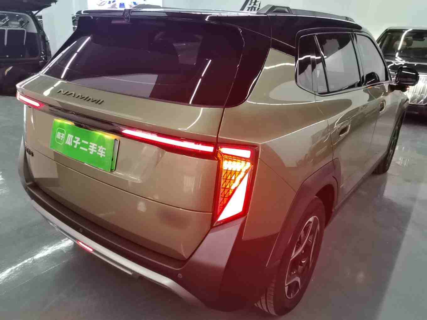 车辆右后45度视角展示