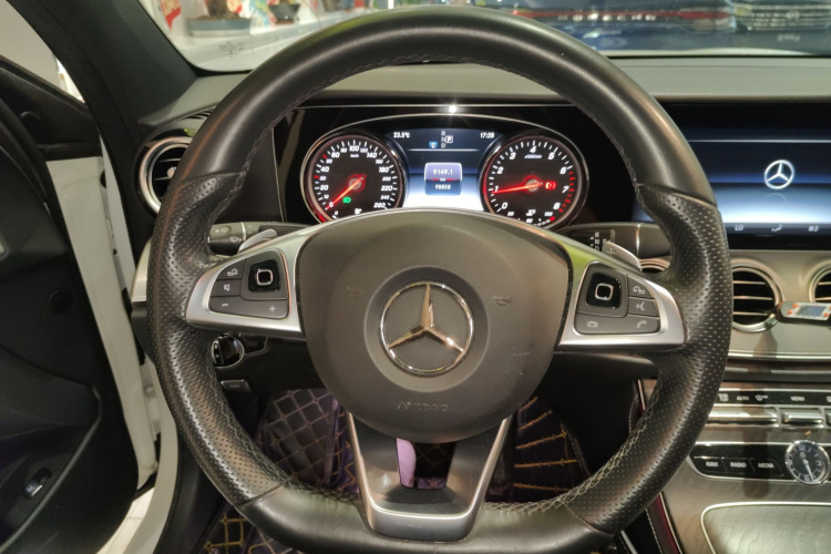 奔驰E级 2017款 E 200 运动型中控内饰13