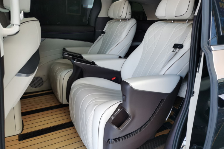 腾势D9 2024款 DM-i 980 四驱尊荣型中控内饰21