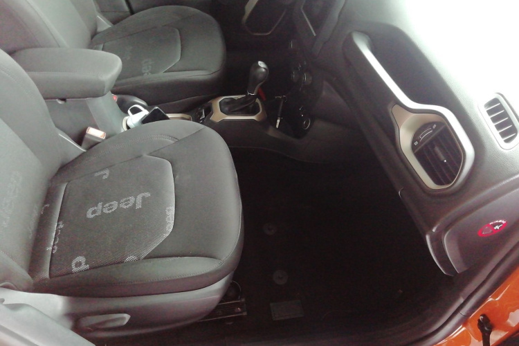 Jeep 自由侠 2018款 互联大屏版 180T 自动高能版局部细节41