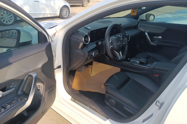 奔驰A级 2020款 改款 A 180 L 运动轿车特殊配置中控内饰7003