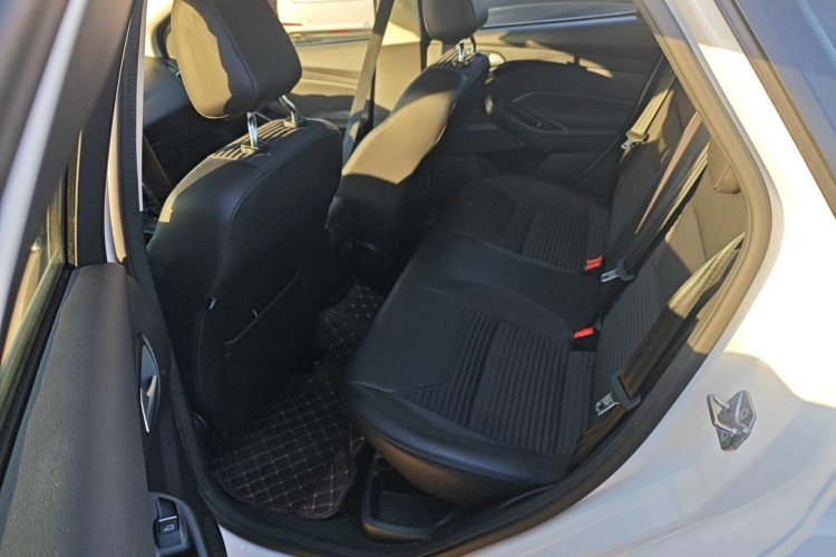 福特 福克斯 2018款 三厢经典 EcoBoost 180 自动精英型中控内饰21