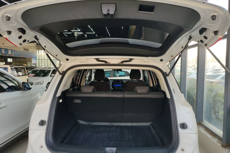 宝骏530 2021款 全球车周年纪念版 1.5T 手动舒适型 5座机舱底盘23