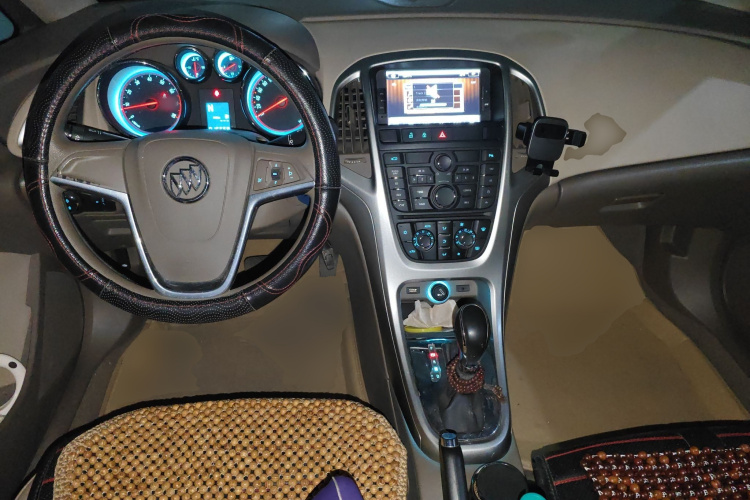 别克 英朗 2013款 GT 1.6L 自动时尚版中控内饰7002