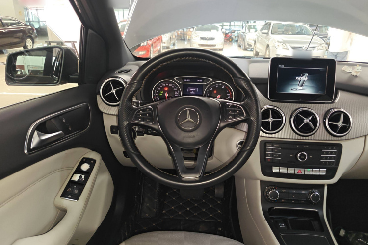 奔驰B级 2015款 B 200 动感型中控内饰13