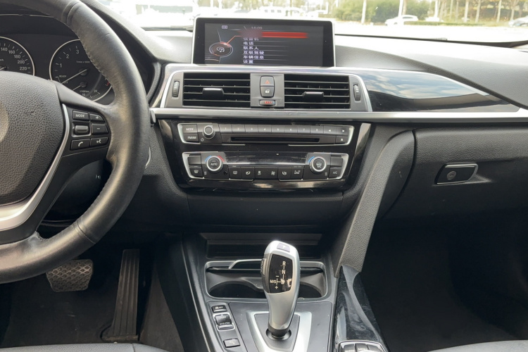 宝马3系 2017款 318i 时尚型局部细节16