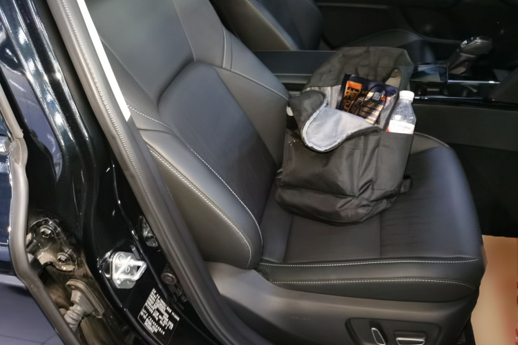 丰田 凯美瑞 2024款  双擎 2.0HG 尊贵版局部细节41