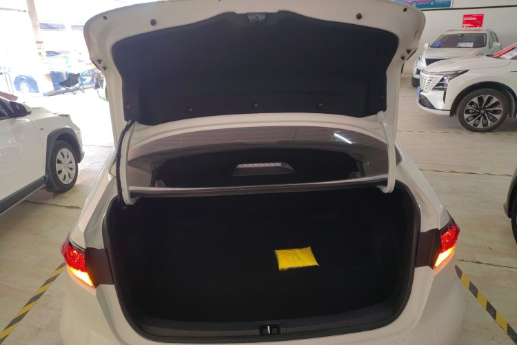 丰田 雷凌 2024款 智能电混双擎 1.8L 豪华版机舱底盘23