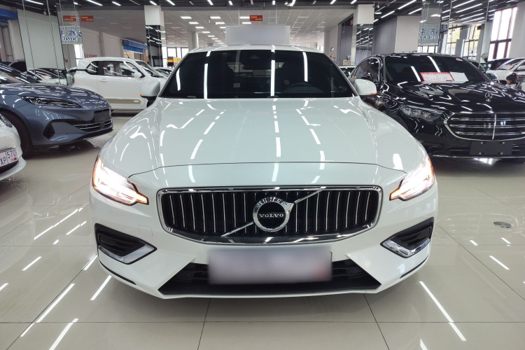 沃尔沃S60 2022款 B4 智逸豪华版车身外观2