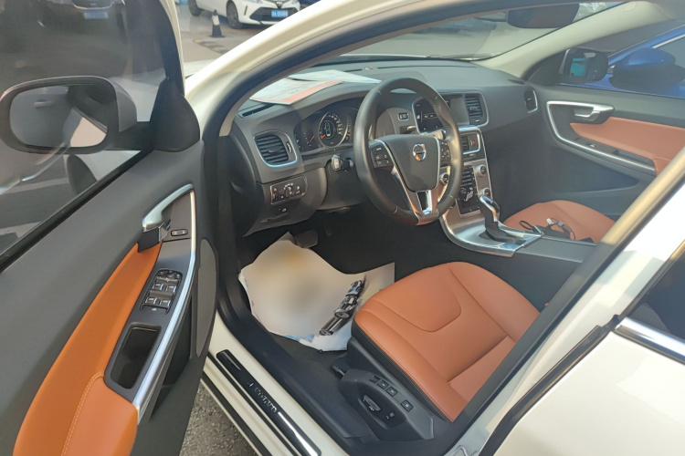 沃尔沃S60 2019款 S60L 改款 T5 智进进阶版中控内饰7003