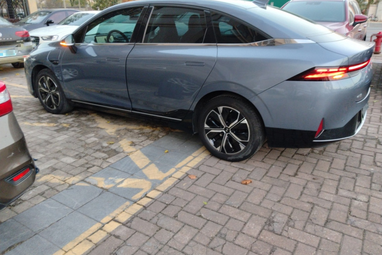 小鹏P5 2022款 550E车身外观4