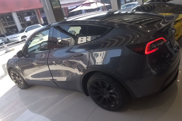 特斯拉 Model Y 2021款 长续航全轮驱动版车身外观4