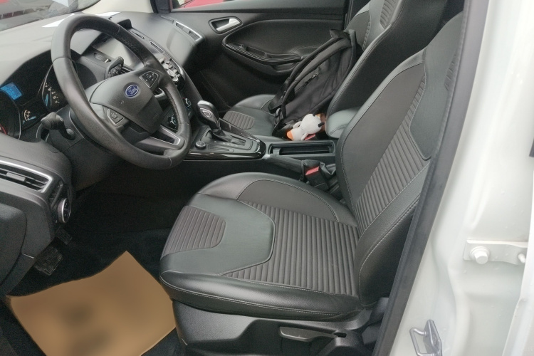 福特 福克斯 2018款 两厢经典 1.6L 自动风尚型智行版局部细节19