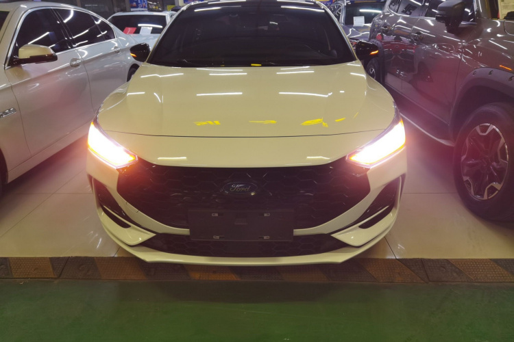 福特 福克斯 2022款 三厢 EcoBoost 180 自动ST Line车身外观6001