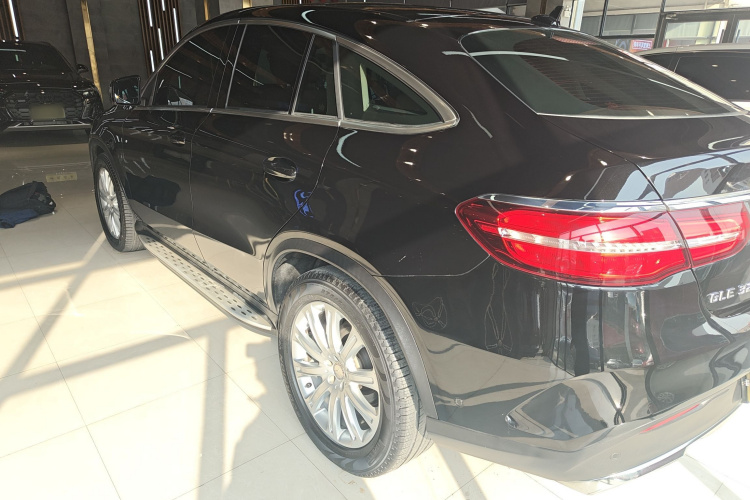 奔驰GLE轿跑 2015款 GLE 320 4MATIC 轿跑SUV车身外观4