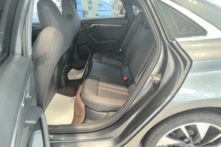 奥迪A3 2023款 改款 A3L Limousine 35 TFSI 时尚运动型中控内饰7004