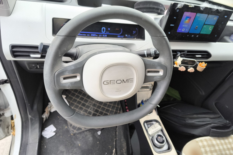 吉利银河 2024款 200km 熊猫卡丁中控内饰13