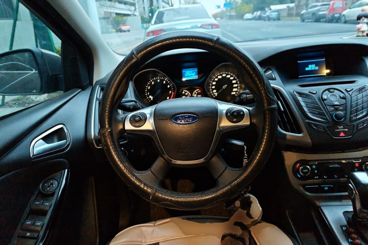 福特 福克斯 2012款 三厢 1.6L 自动风尚型中控内饰13