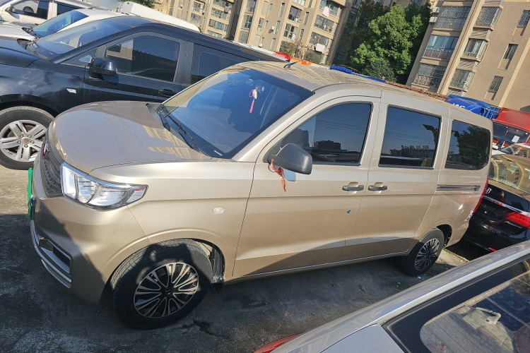 五菱汽车 五菱宏光V 2022款 1.5L劲取版电动助力LAR车身外观4